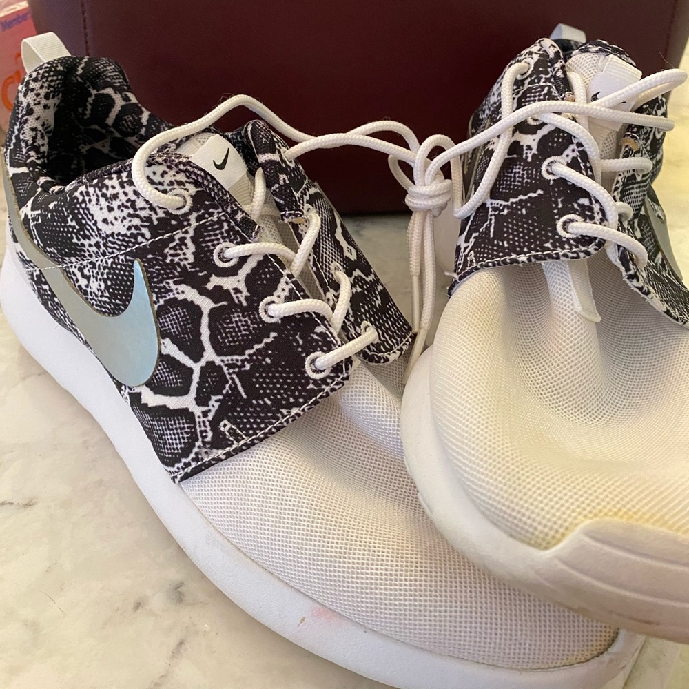 Nike light weight black cracked pattern WORN ONCE